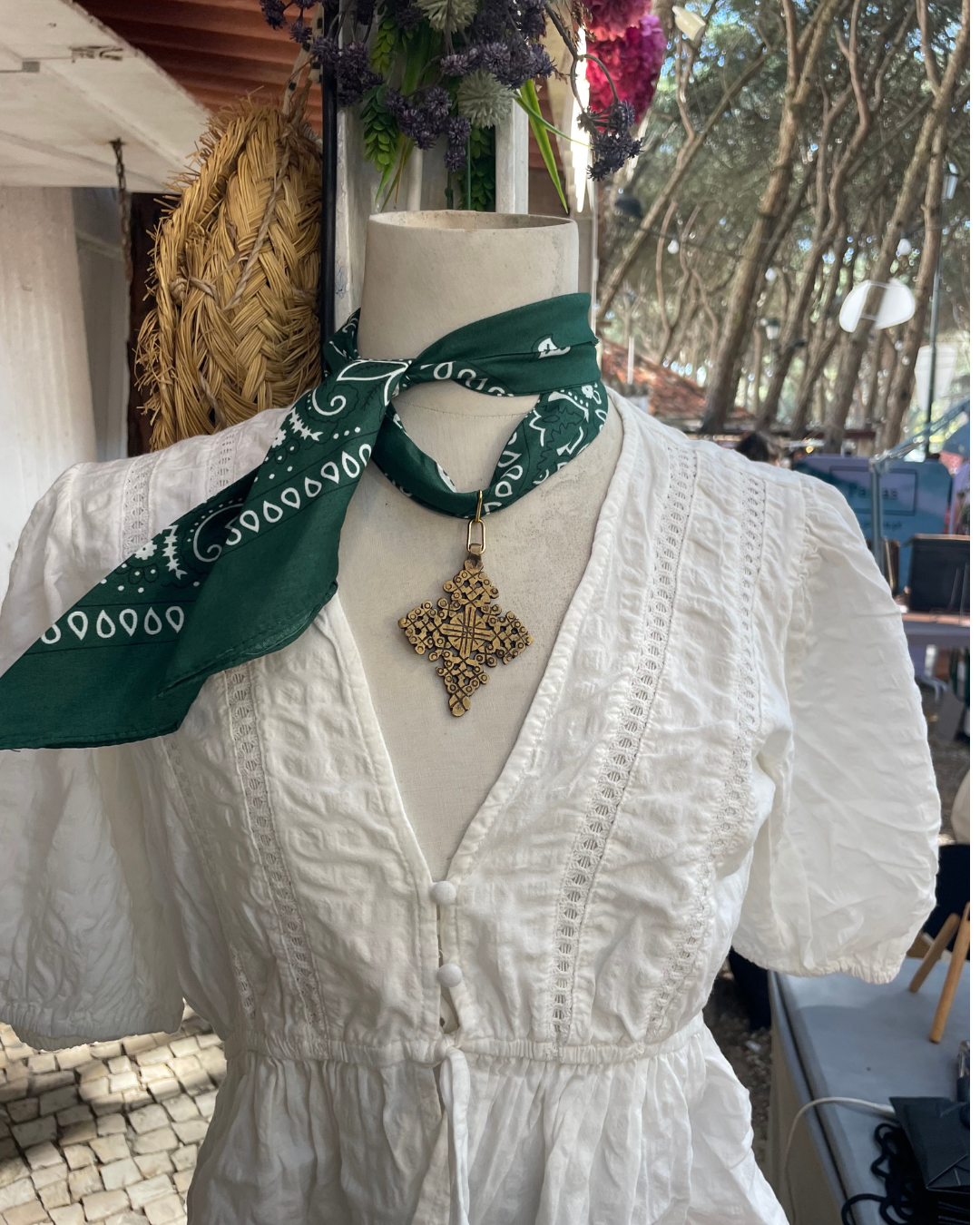 Colar lenço Bandanas, verde-escuro, num manequim com blusa branca
