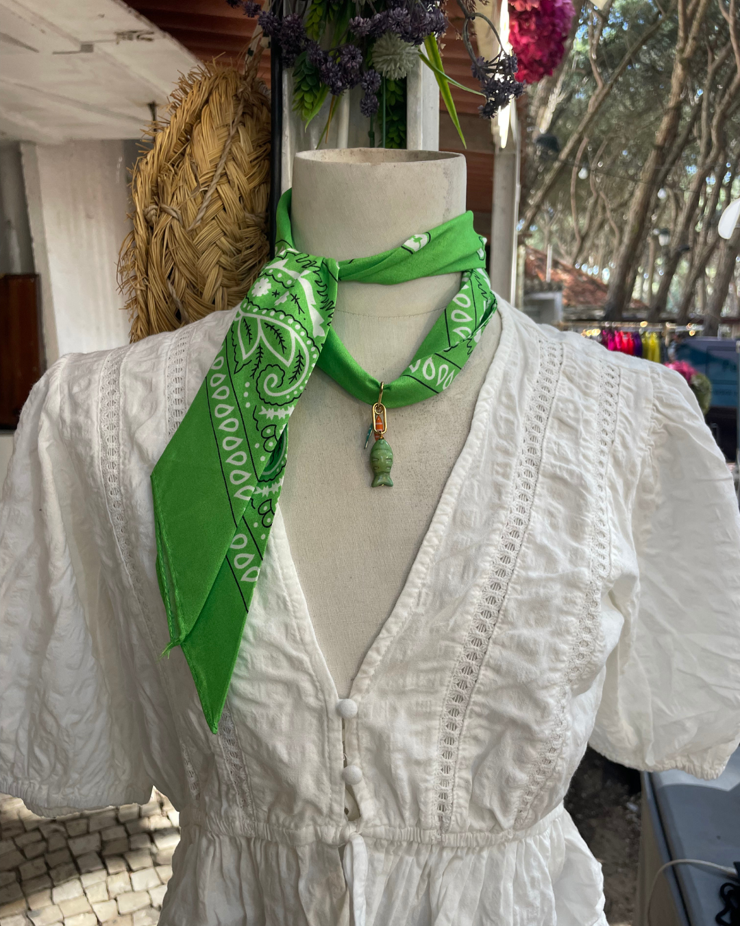 Colar lenço Bandanas, verde, num manequim com blusa branca