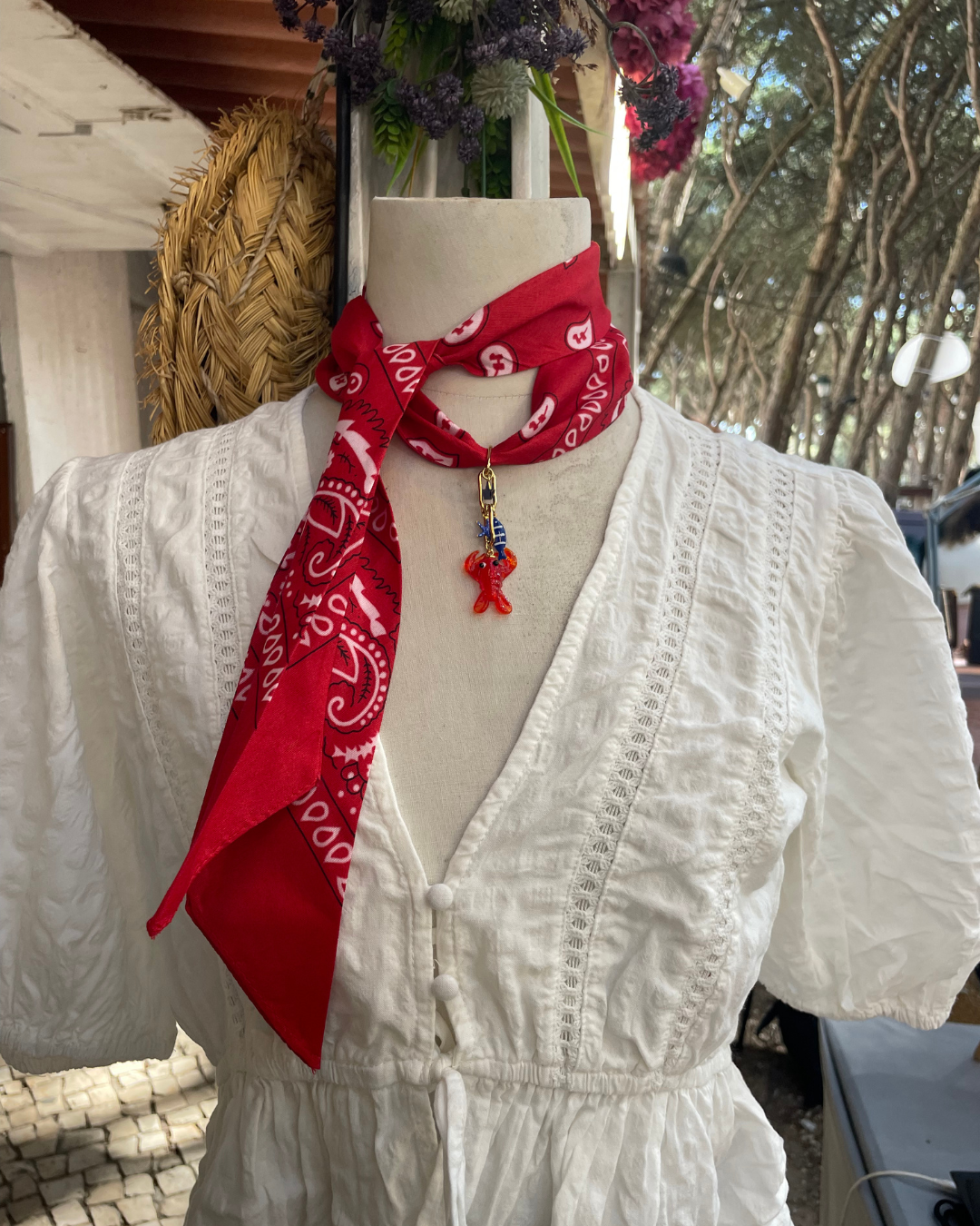 Colar lenço Bandanas, vermelho, num manequim com blusa branca