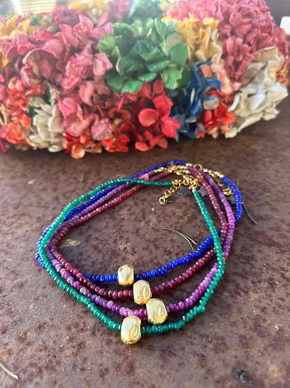 Colar Luísa de ágatas e aço dourado, várias cores, com flores