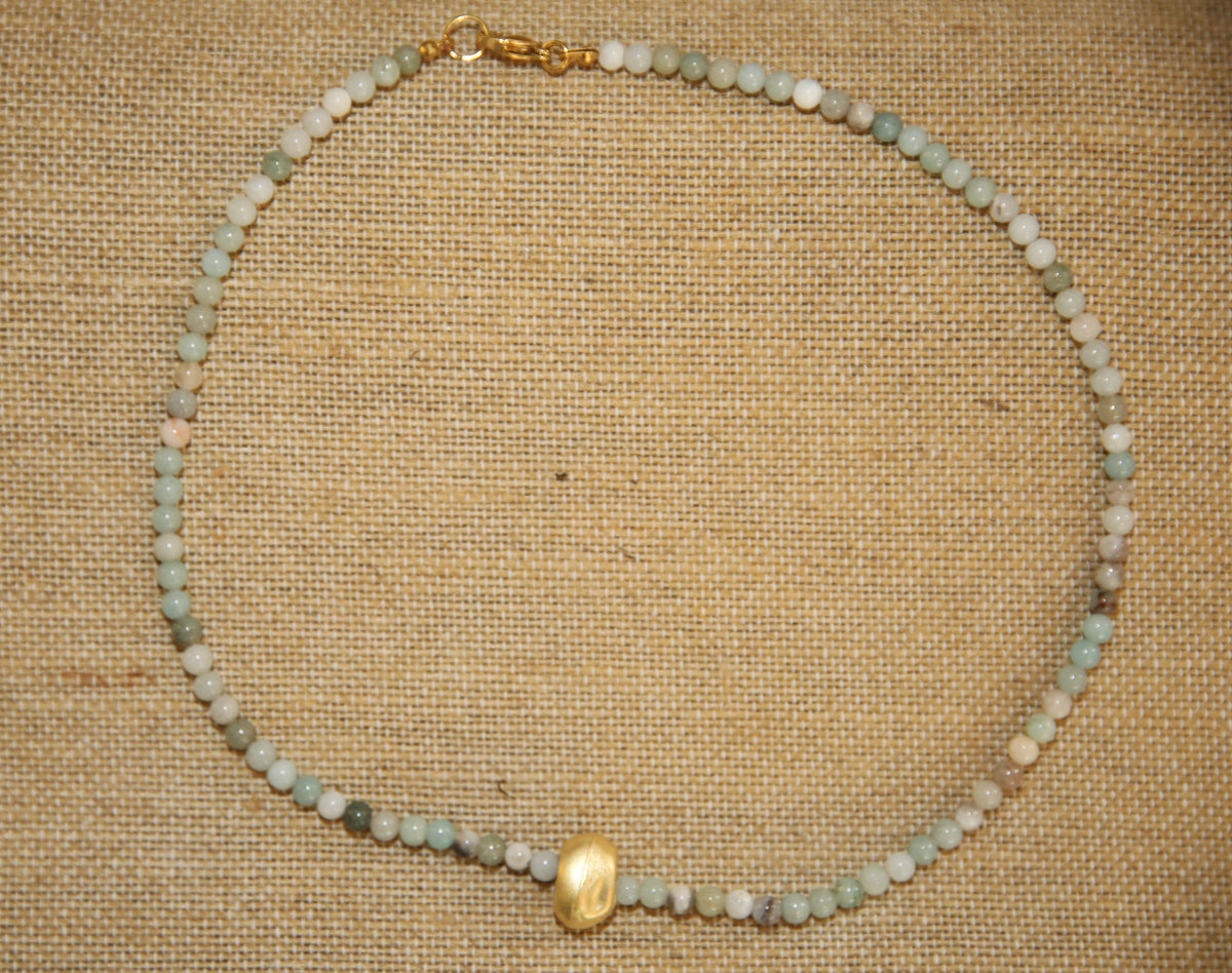 Colar Luísa de ágatas e aço dourado, verde-claro, sobre tecido de linho