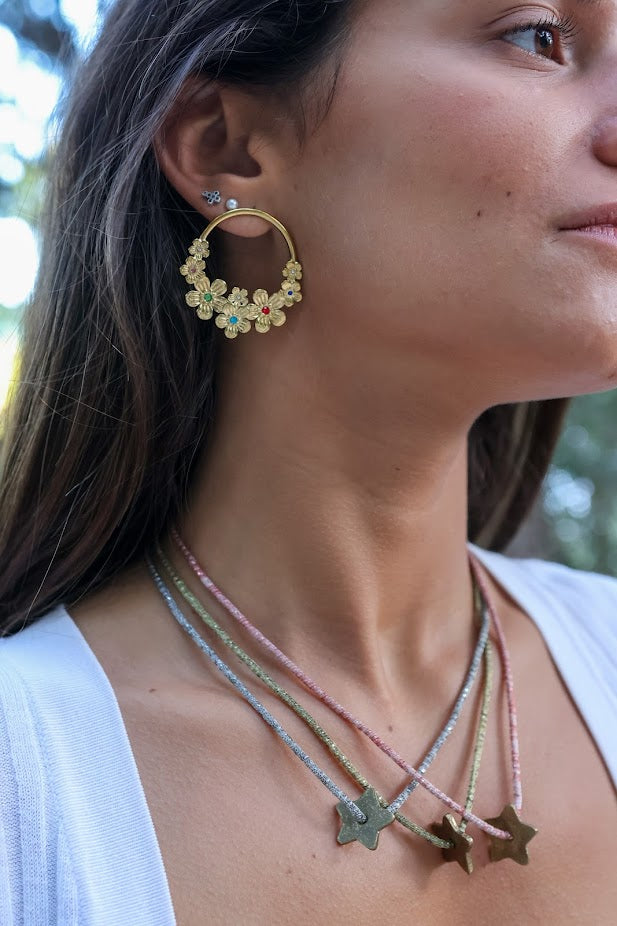 Colar Milano I de malha metálica com coração de bronze, usado por modelo, com brincos