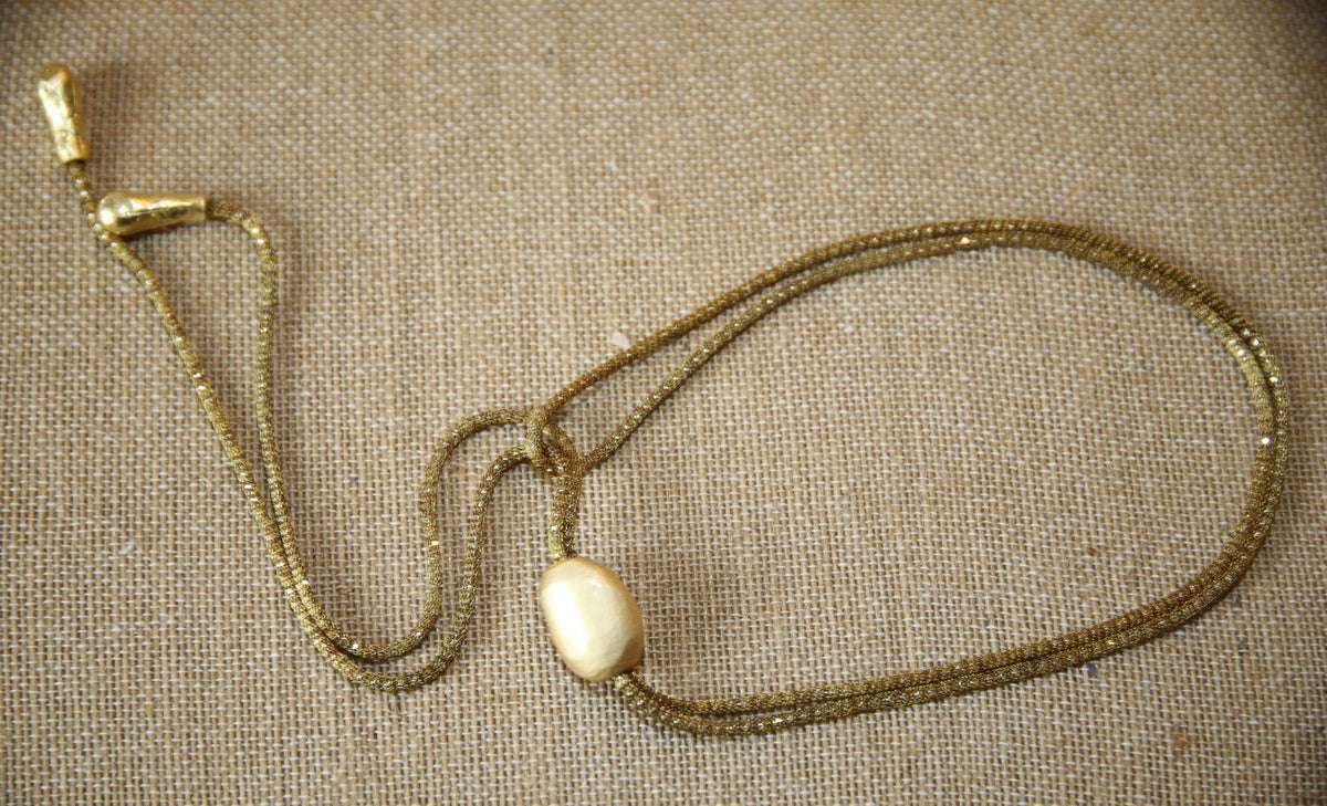 Colar Milano II de malha metálica, dourado, sobre tecido de linho