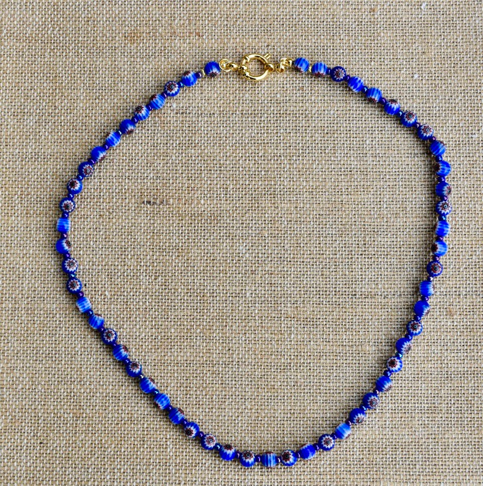 Colar Millefiori de vidro, azul-escuro, sobre tecido de linho