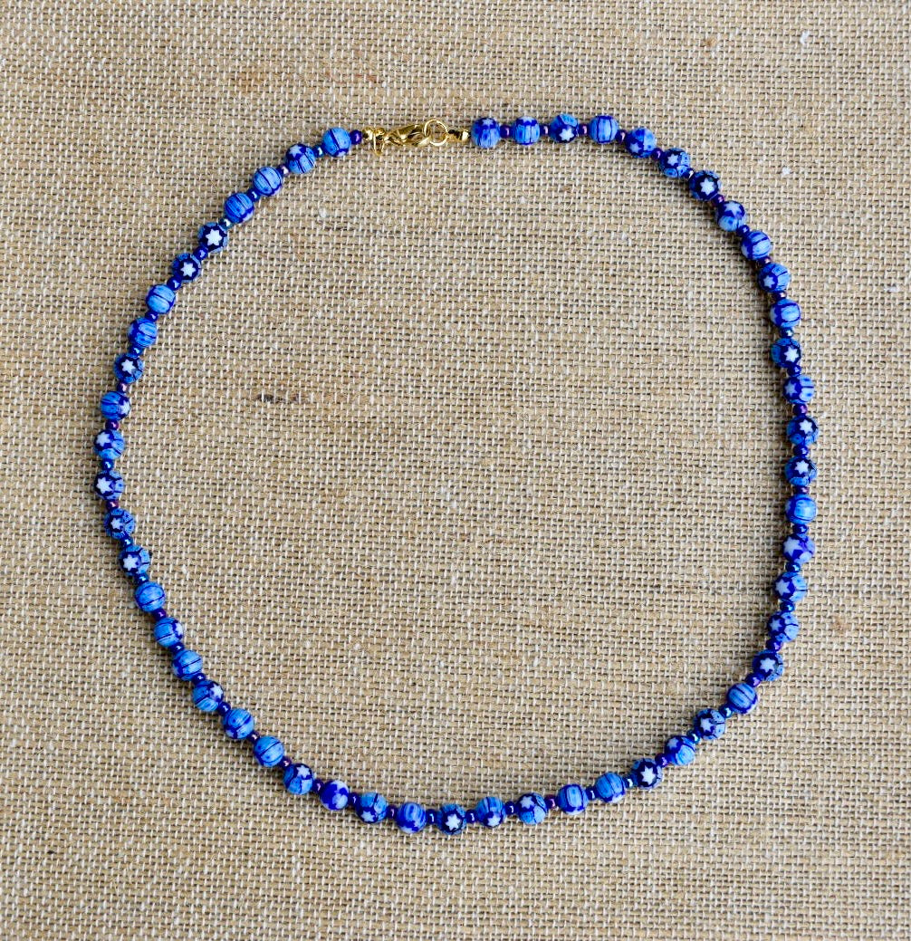 Colar Millefiori de vidro, azul, sobre tecido de linho