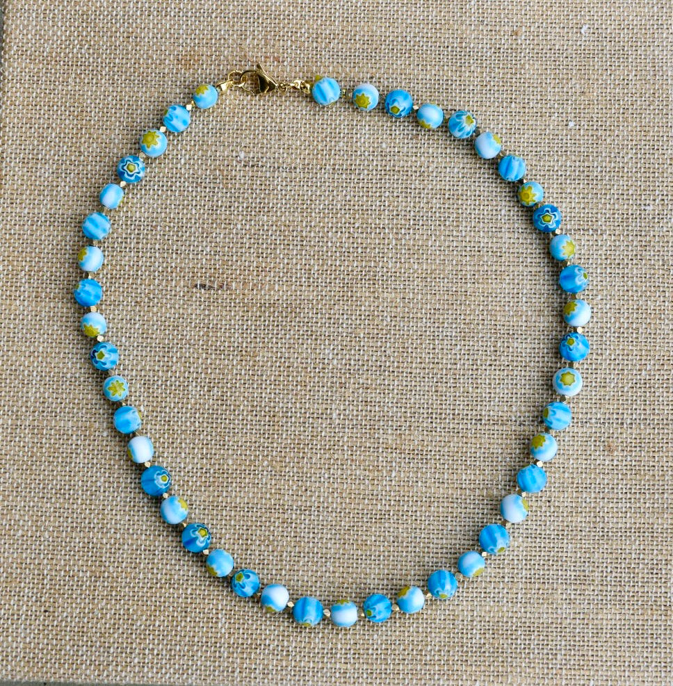 Colar Millefiori de vidro, azul-turquesa, sobre tecido de linho