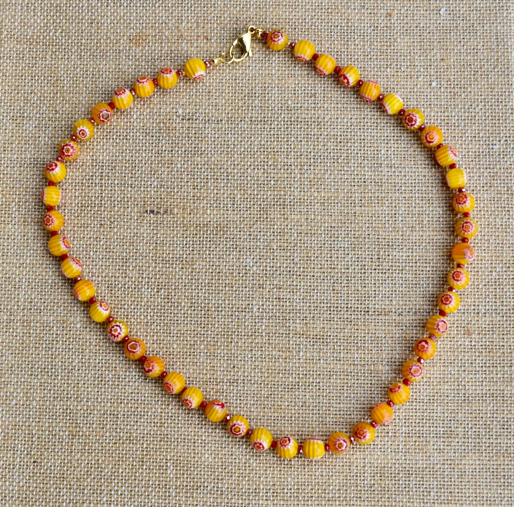 Colar Millefiori de vidro, laranja, sobre tecido de linho