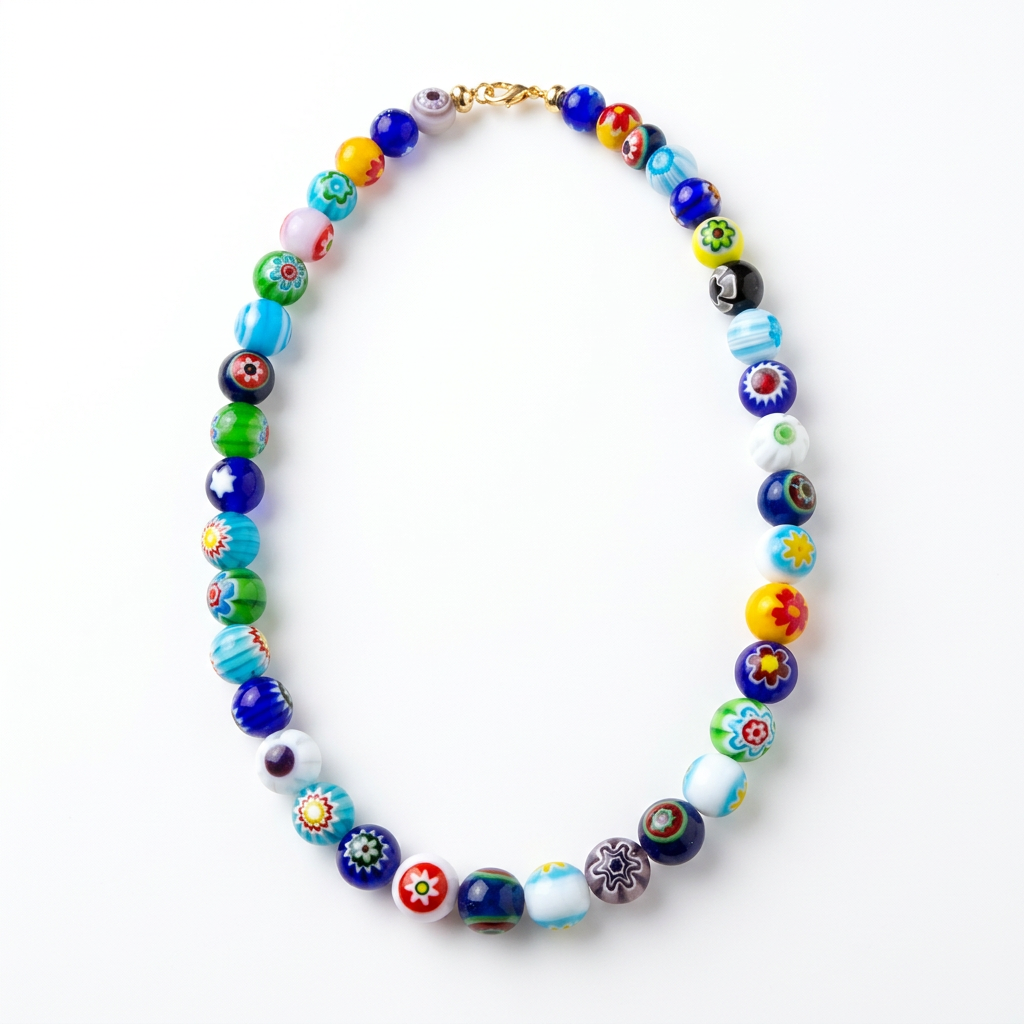 Colar Millefiori Tutifruti com contas multicolores em fundo branco