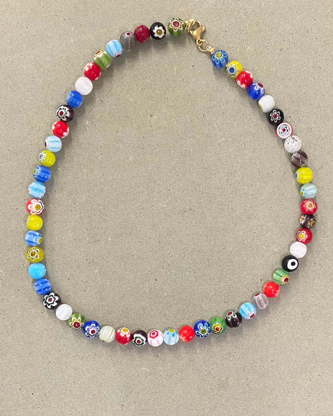 Colar Tutifruti de vidro millefiori, multicolor, sobre tecido de linho