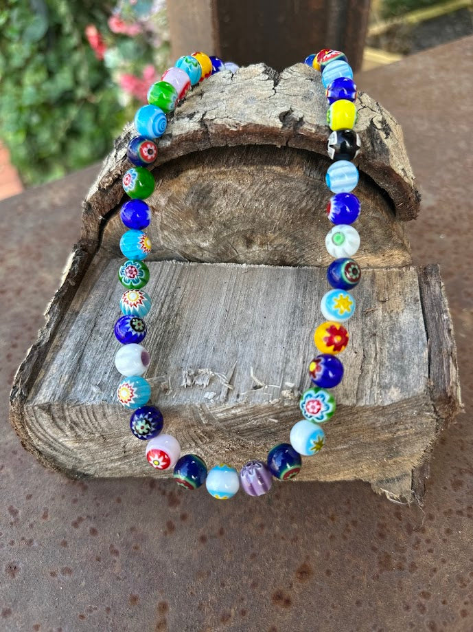 Colar Tutifruti de vidro millefiori, sobre pedra