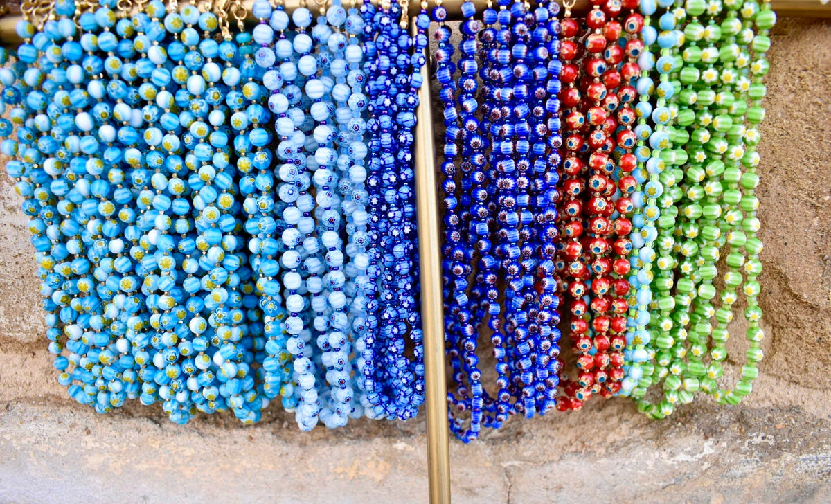 Colar Millefiori de vidro, várias cores pendurados num expositor