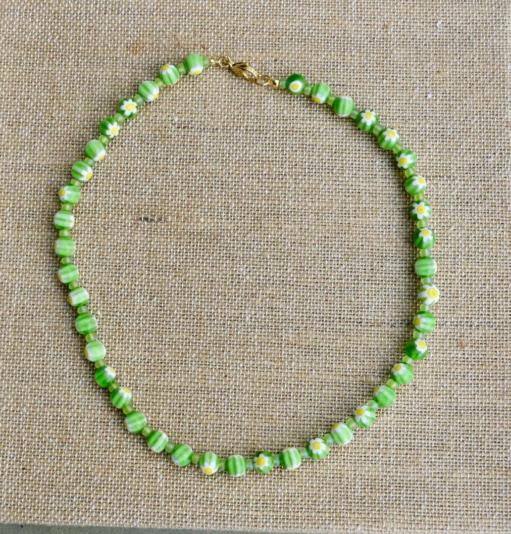 Colar Millefiori de vidro, verde, sobre tecido de linho
