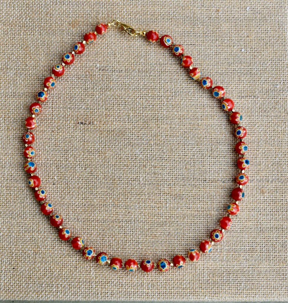 Colar Millefiori de vidro, vermelho, sobre tecido de linho