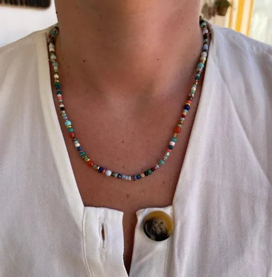 Colar Multi Colori de ágatas, usado ao pescoço