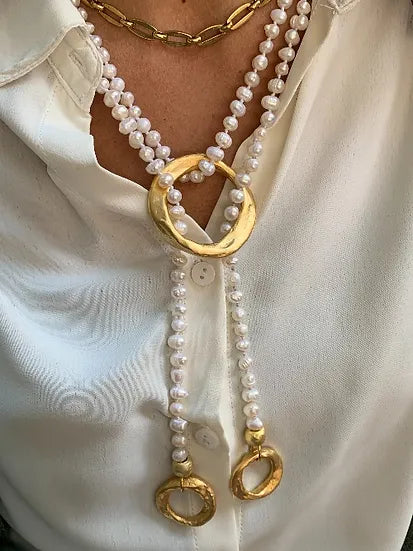 Colar Nina de pérolas com argolas douradas, usado com camisa branca