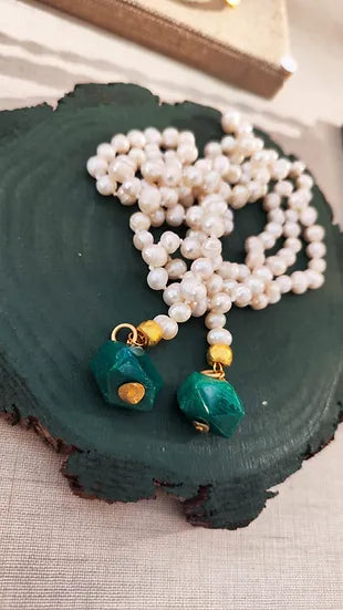 Colar Nina de pérolas com ágata verde, sobre madeira