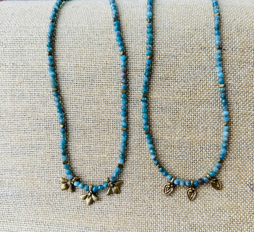 Colar de amazonite e bronze, azul, dois colares sobre tecido de linho