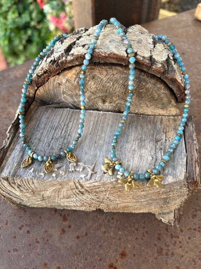 Colar de amazonite e bronze, azul, sobre casca de árvore