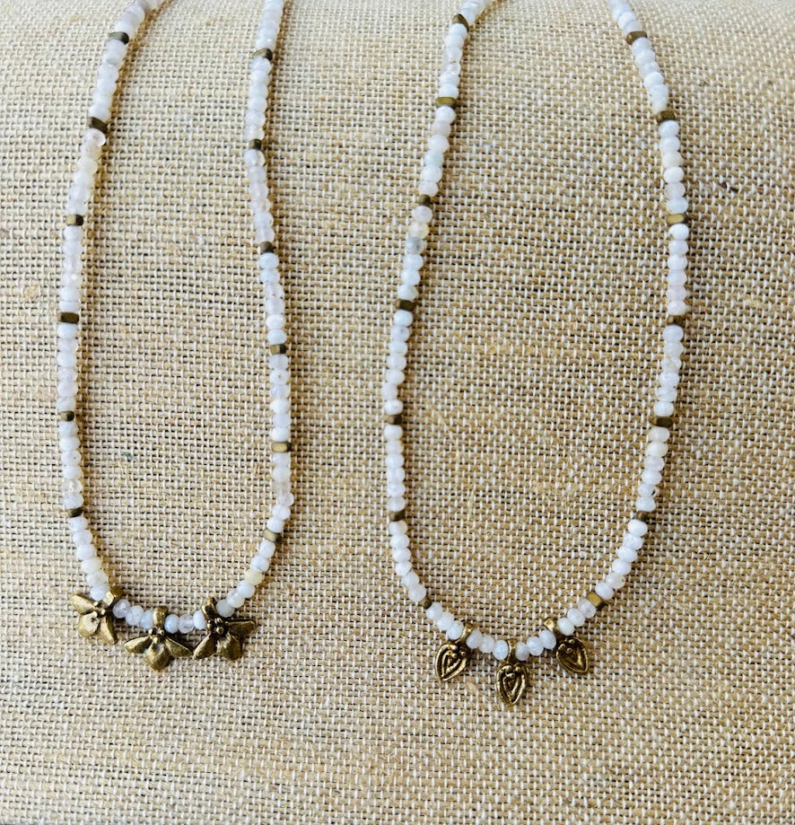 Colar de amazonite e bronze, branco, dois colares sobre tecido de linho