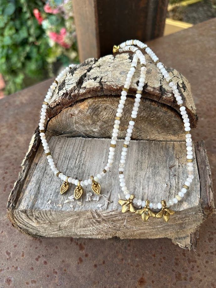 Colar de amazonite e bronze, branco, sobre casca de árvore