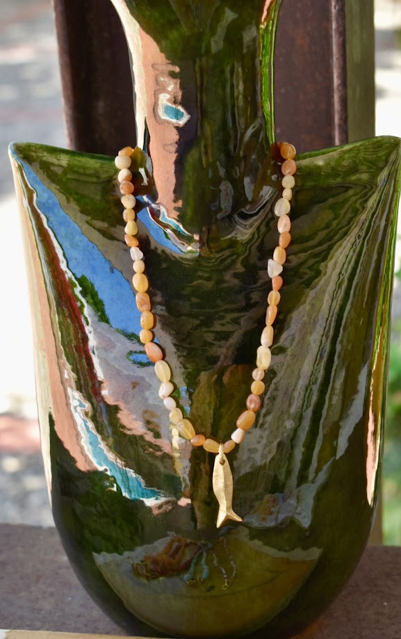 Colar de pedras com Peixinho do Mar, numa jarra de vidro verde, com jaspe