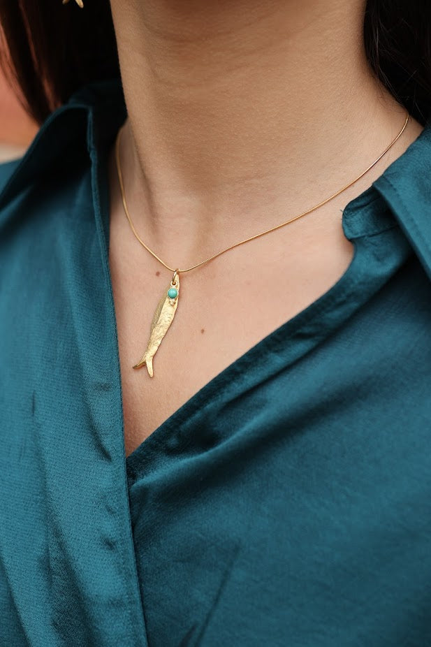Colar Peixinho do Mar de aço, usado com blusa verde