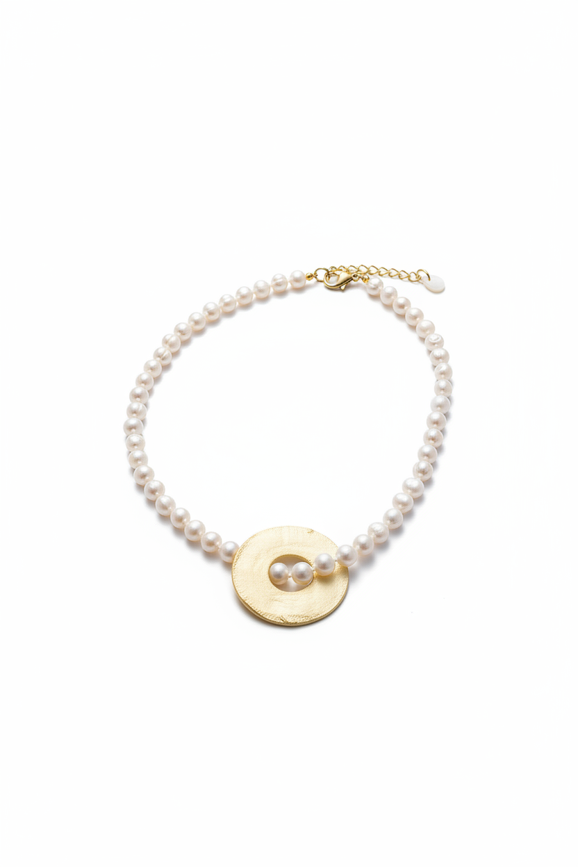 Colar Isabel de pérolas de água doce, com pendente circular, em fundo branco