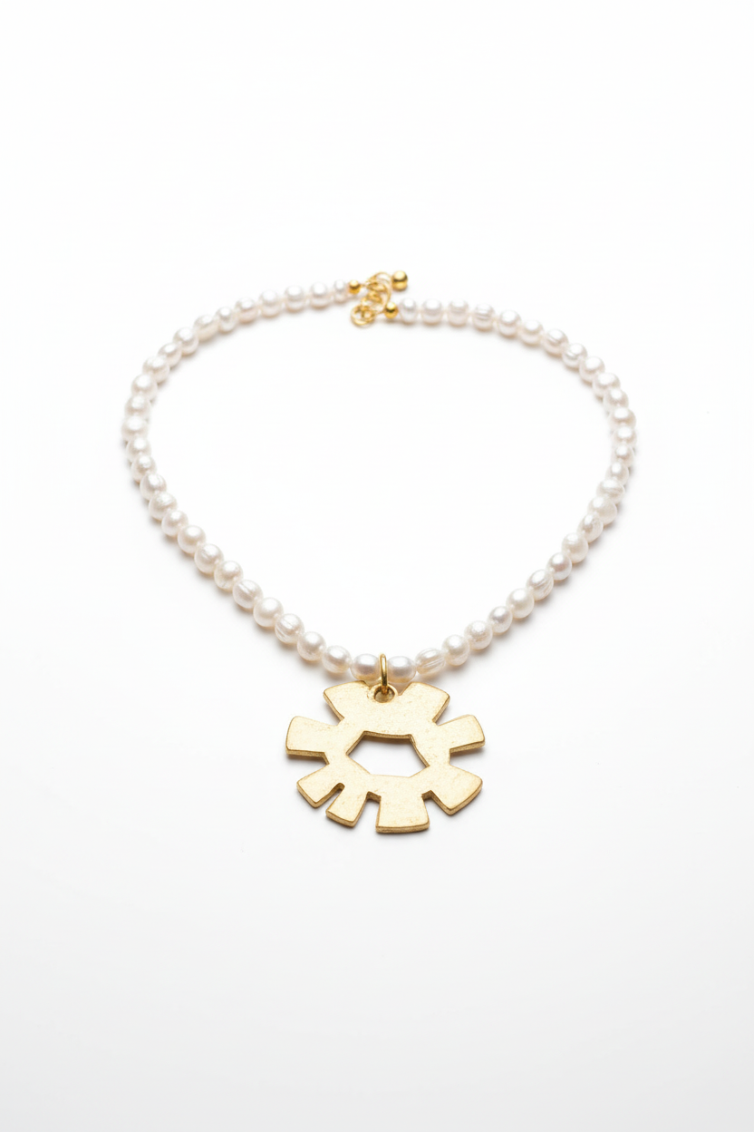Colar Isabel de pérolas de água doce, com pendente de flor, em fundo branco