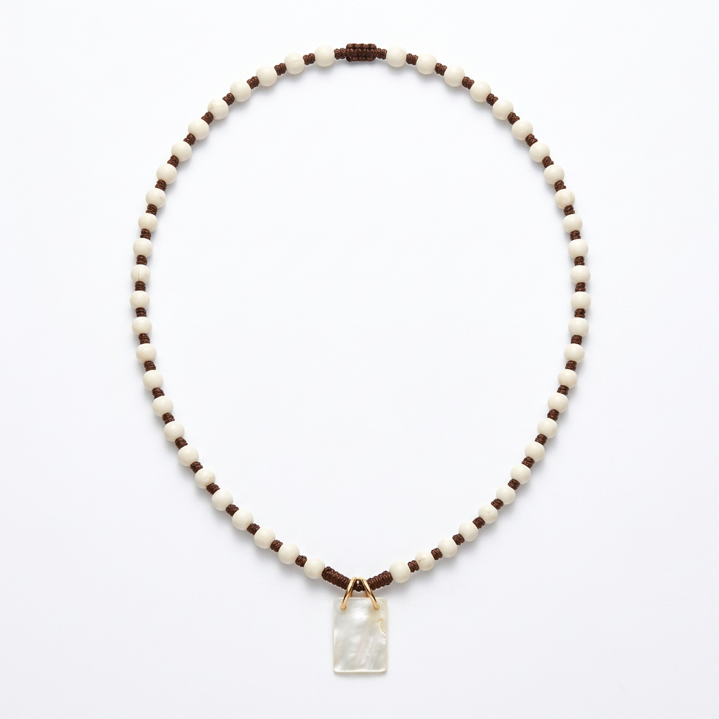 Colar Pilar de howlite com Nossa Senhora, em fundo branco