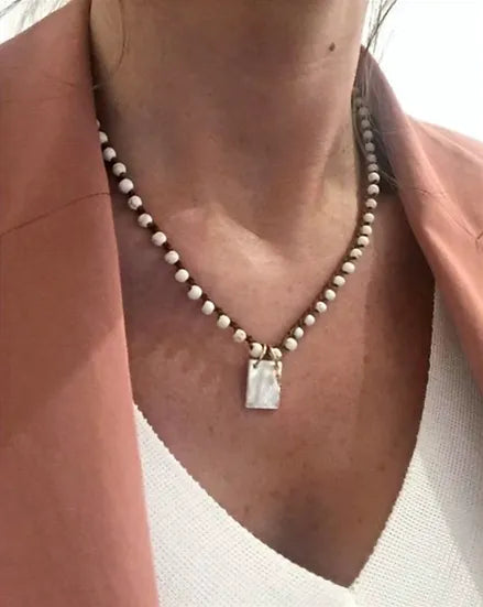 Colar Pilar de howlite com Nossa Senhora, usado ao pescoço
