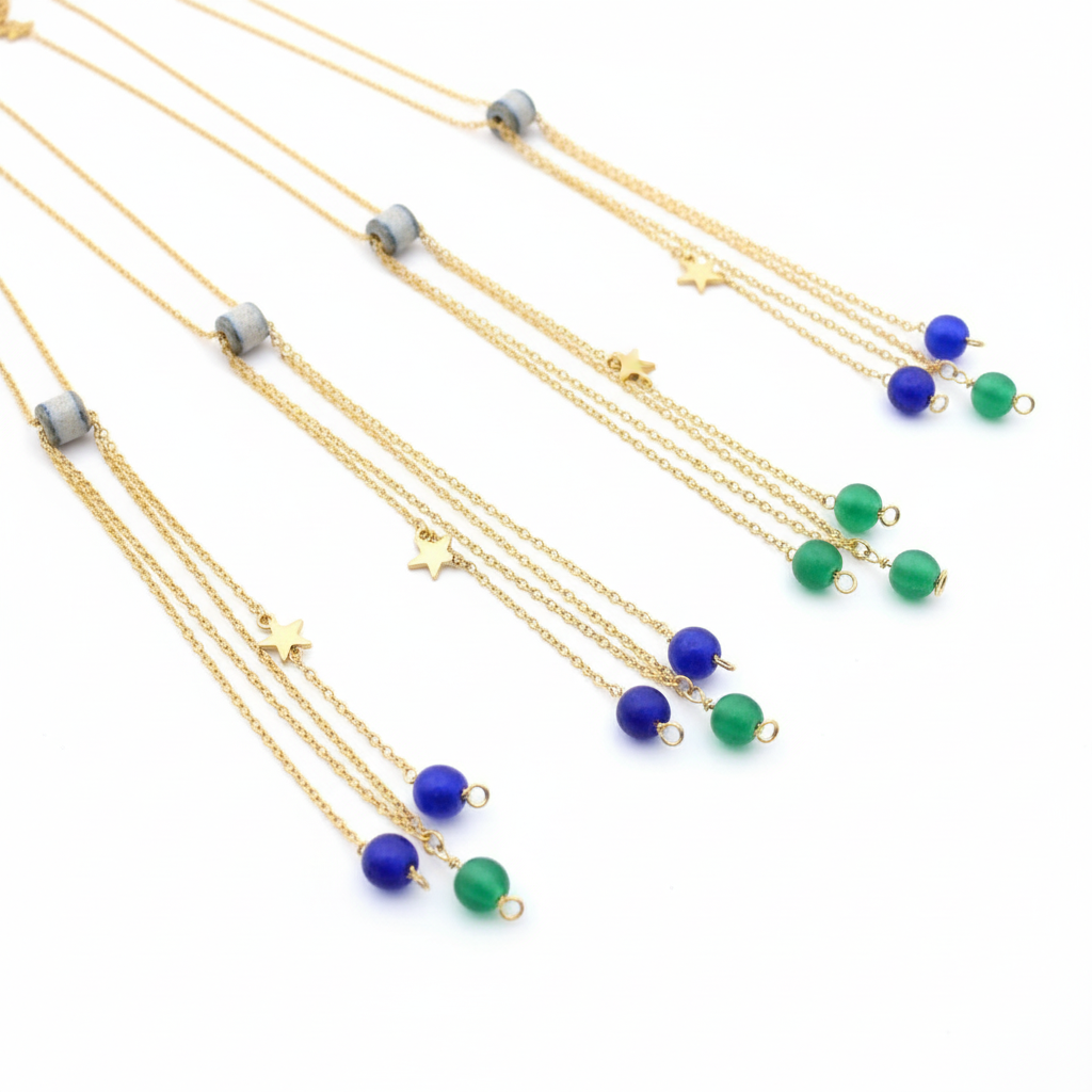 Colar Rain de aço dourado com pendentes, com pendentes azuis, em fundo branco