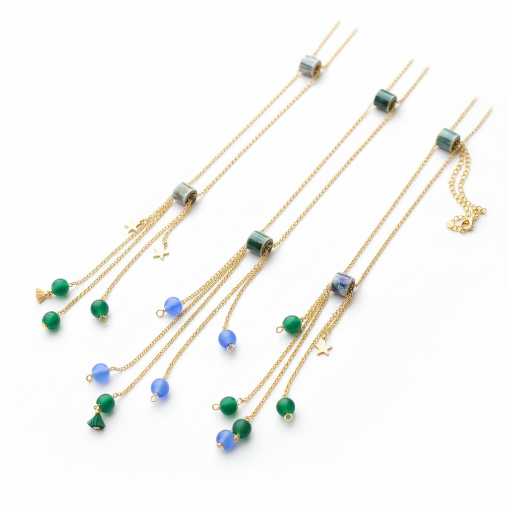 Colar Rain de aço dourado com pendentes, com pendentes verdes e azuis, em fundo branco