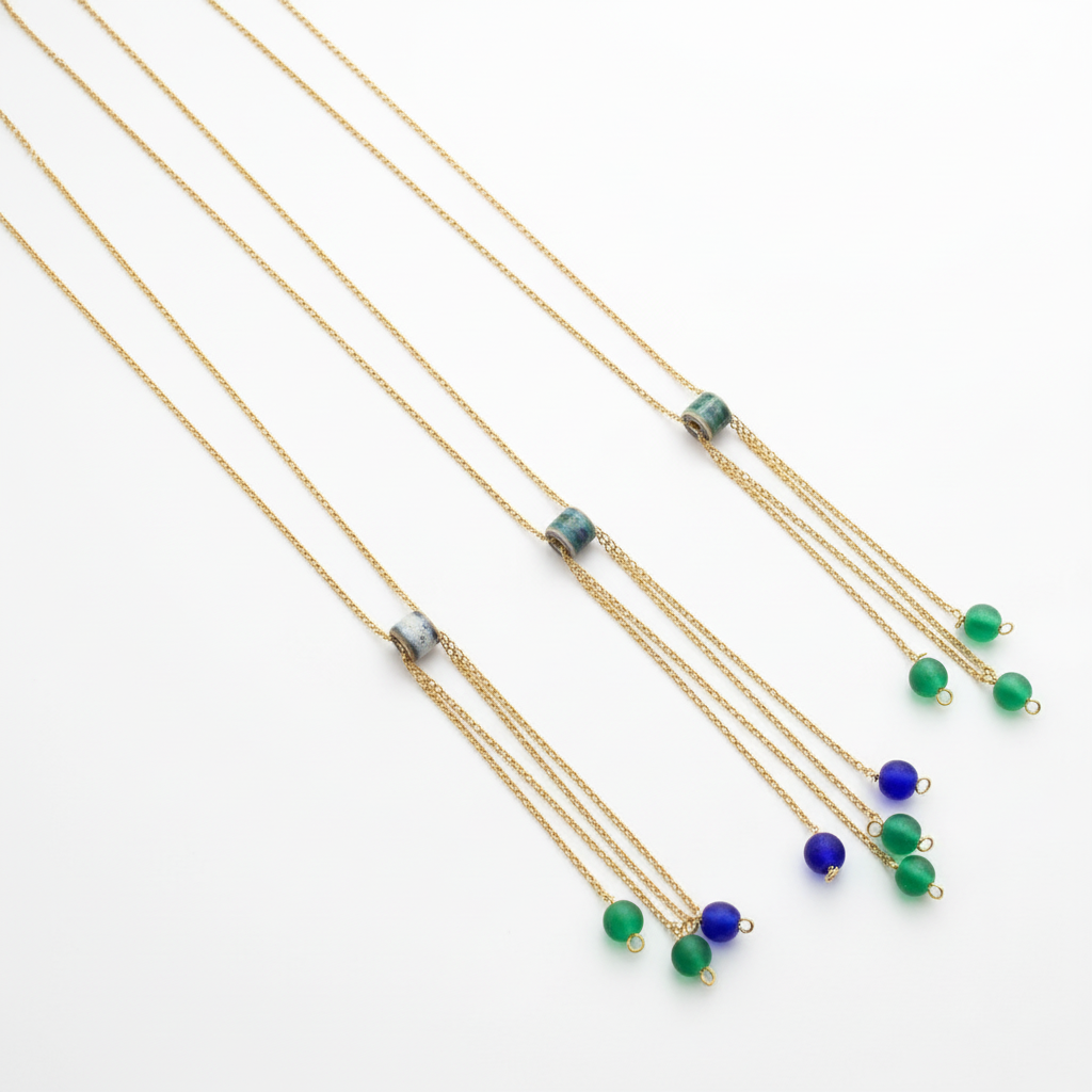 Colar Rain de aço dourado com pendentes, com pendentes verdes, em fundo branco