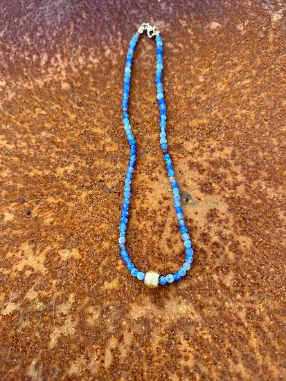 Colar Rita de ágatas, azul, sobre fundo laranja