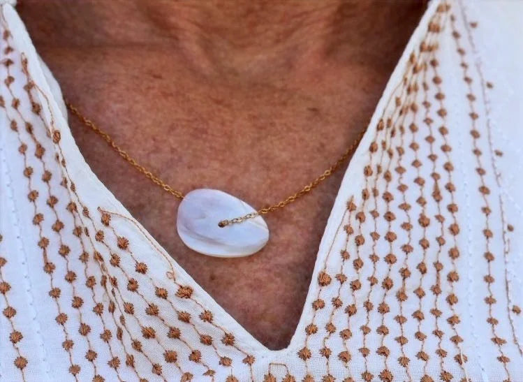 Colar Roma de aço com madrepérola, usado com blusa bordada