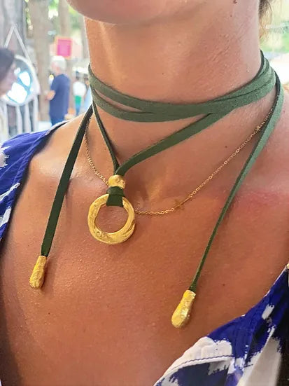 Colar Safari de camurça, verde, usado ao pescoço
