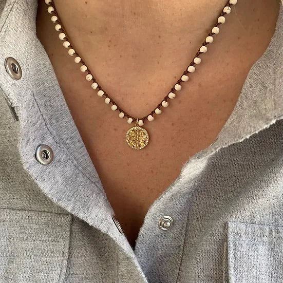 Colar Sofia de howlite, com medalha, de perto