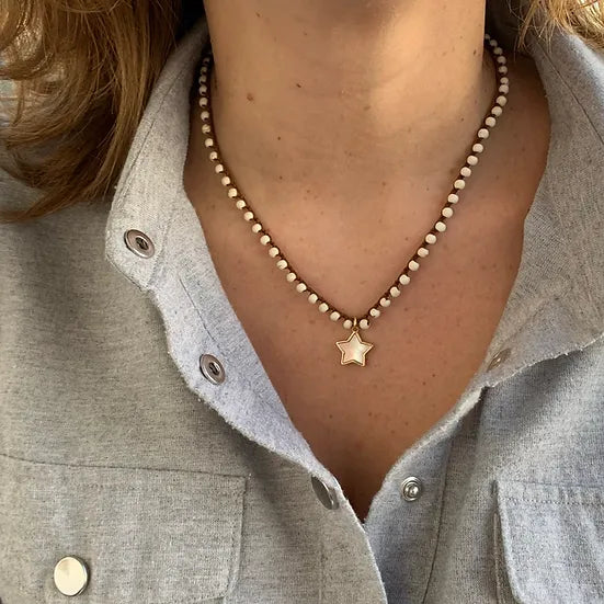 Colar Sofia de howlite, com pendente de estrela, de perto