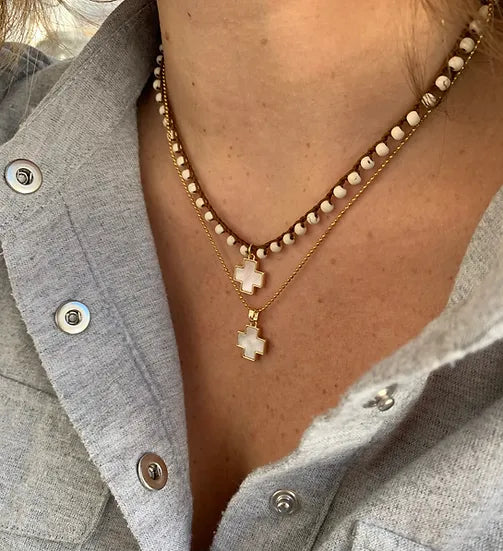 Colar Sofia de howlite, com pendente de estrela, usado com camisa cinzenta