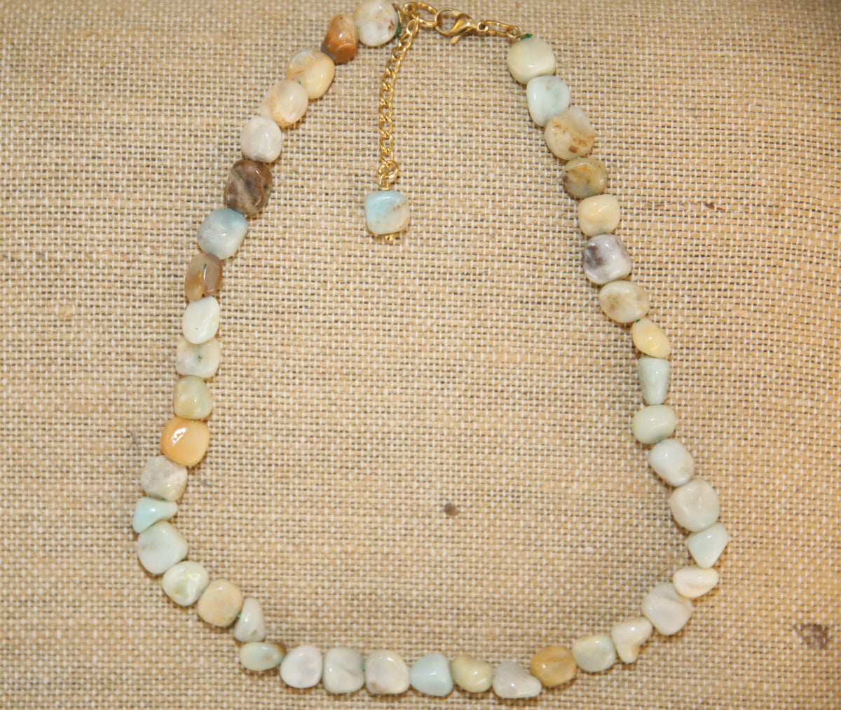 Colar Stone de amazonite, bege, sobre tecido de linho