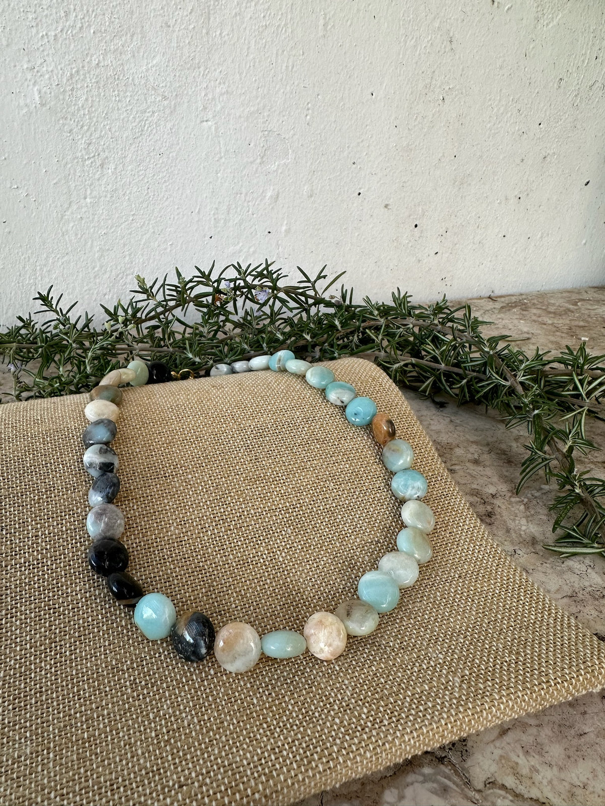 Colar Stone de amazonite, mesclado azul, sobre linho com ramos verdes