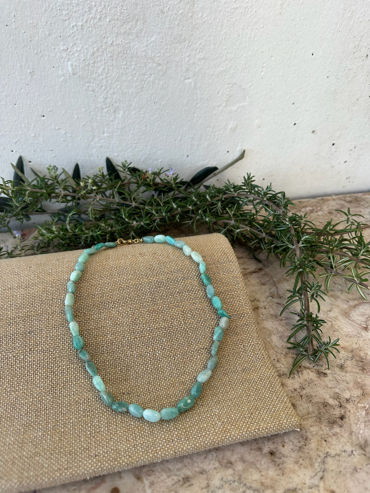 Colar Stone de amazonite, verde-água, sobre linho com ramos verdes