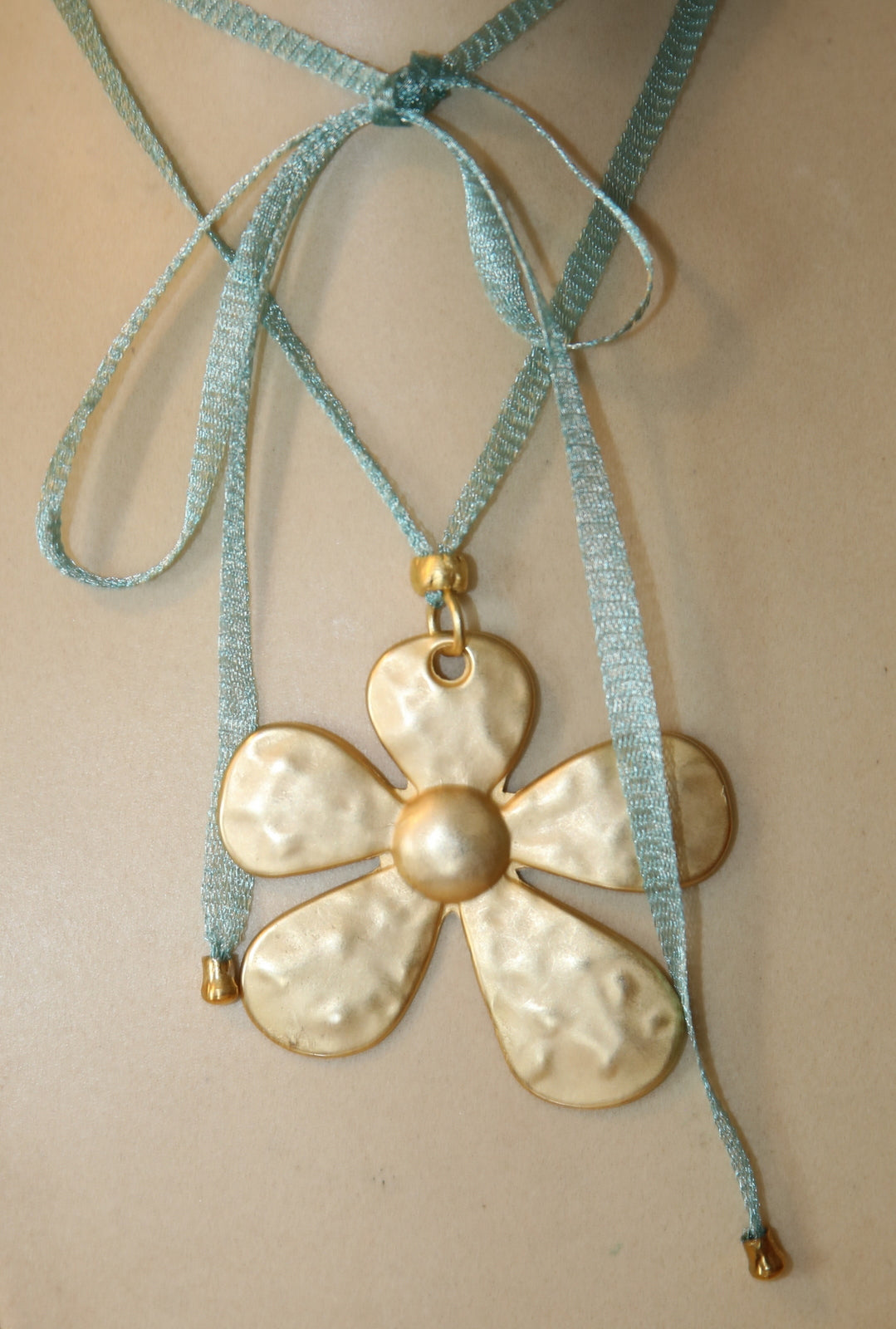 Colar Summer de fio de rede com bronze, com flor de madrepérola e fio azul