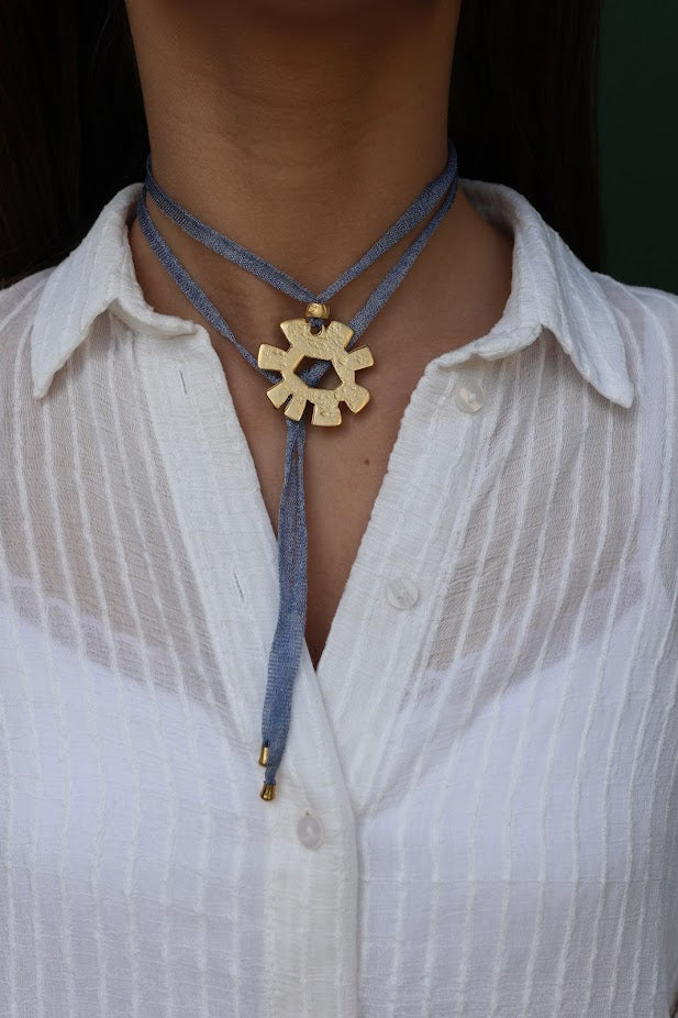 Colar Summer de fio de rede, com pendente de sol e fio azul, usado ao pescoço