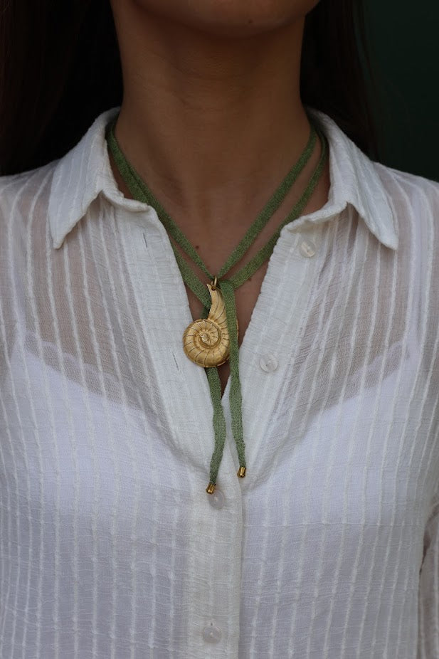 Colar Summer de fio de rede, usado ao pescoço com camisa branca