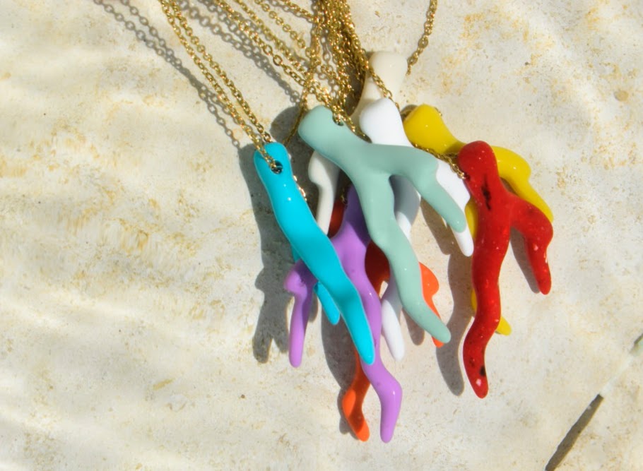 Colar Summer Reef de aço com coral de resina, corais em várias cores, sobre areia