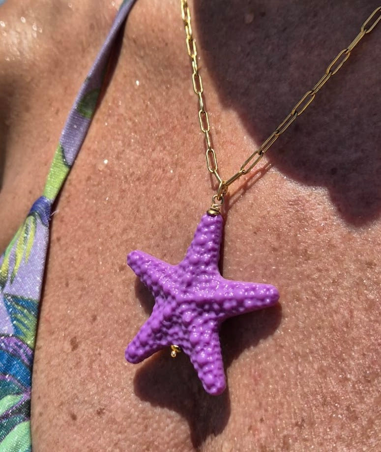 Colar Summer Star de aço com estrela de resina, estrela roxa, usado ao pescoço
