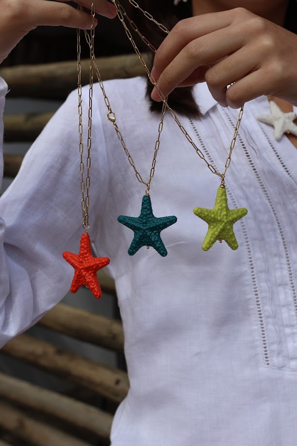 Colar Summer Star de aço com estrela de resina, várias estrelas penduradas na mão