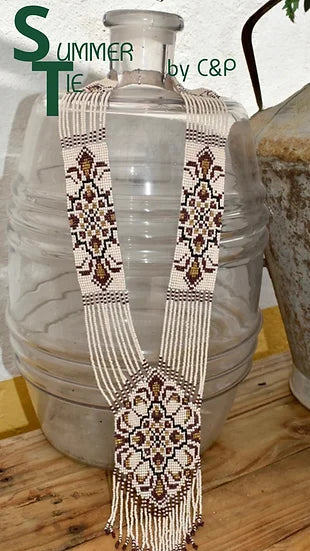 Colar Tie de missangas, num frasco de vidro, com etiqueta da marca