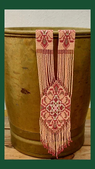 Colar Tie de missangas, num vaso dourado